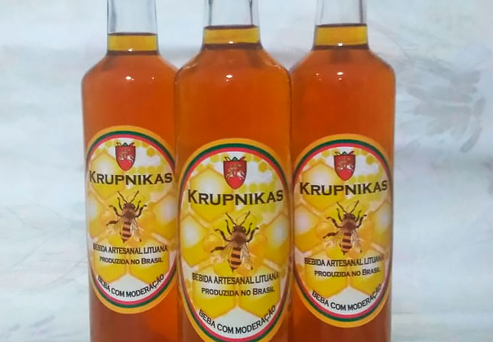 Três garrafas de Krupnikas, tradicional licor artesanal feito de mel
