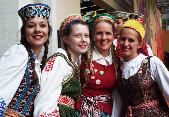 Quatro mulheres vestindo roupas típicas lituanas