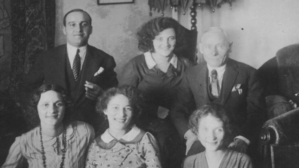 Museu em Família Oficina de sensibilização sobre memória e identidade nas fotografias e objetos